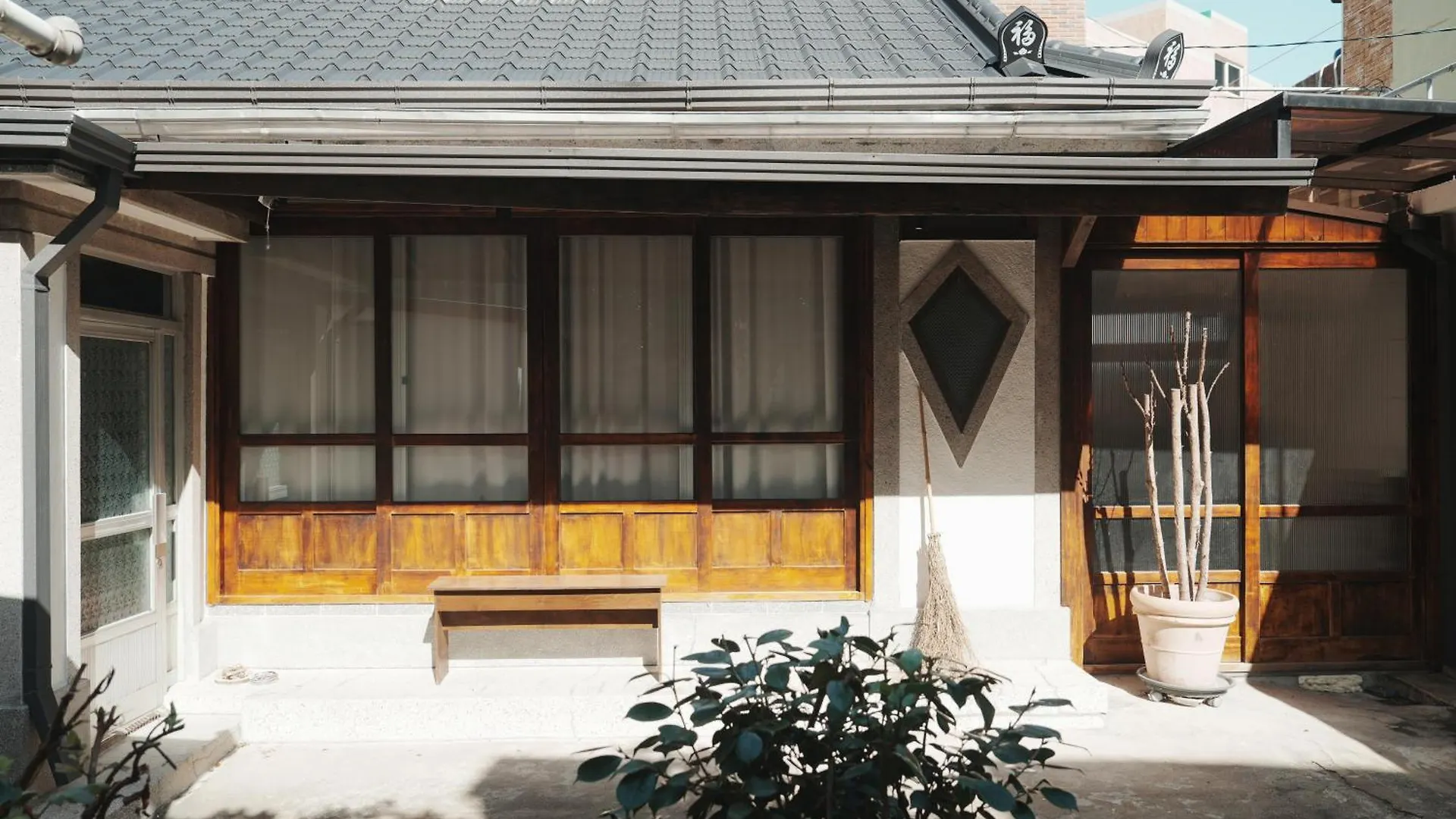Apartment Licensed Private Hanok With Courtyard For 7, 10 Min To Metro Busan Südkorea