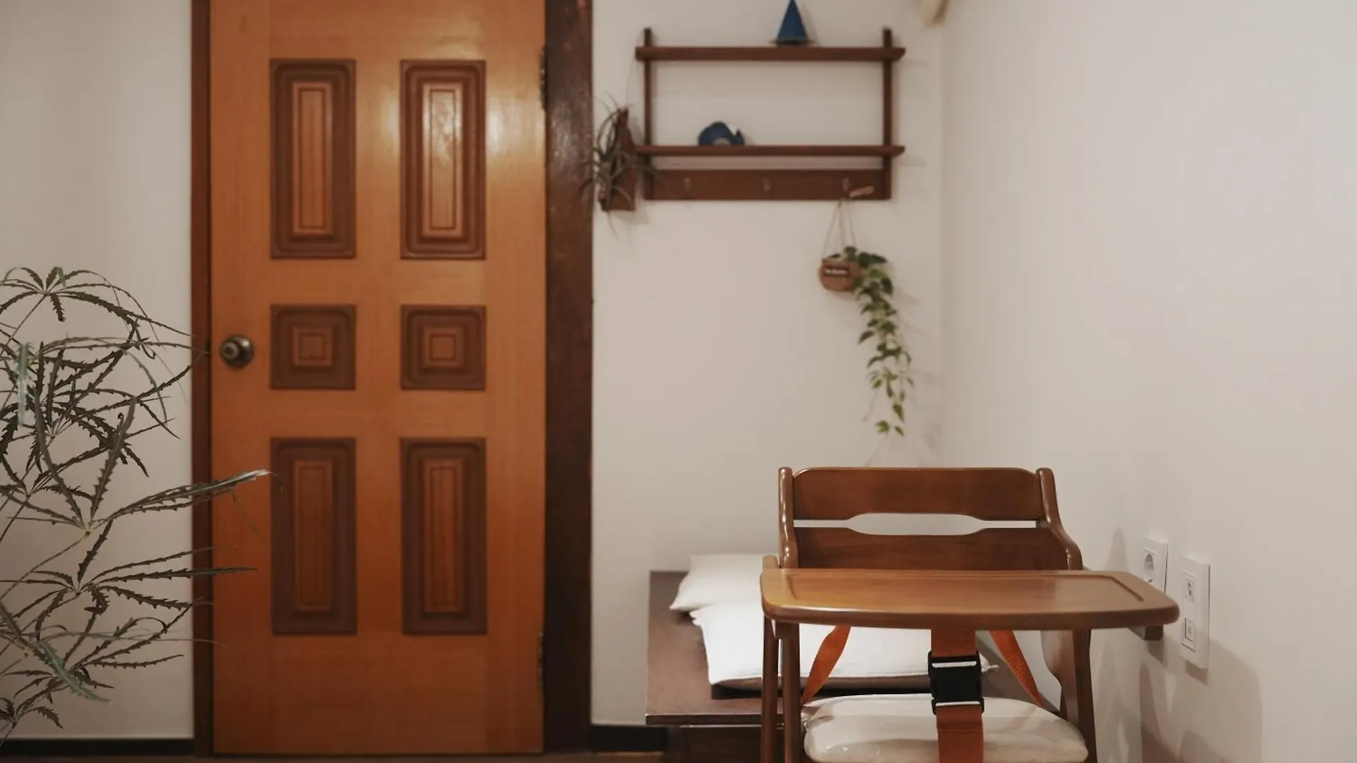 Apartment Licensed Private Hanok With Courtyard For 7, 10 Min To Metro Busan